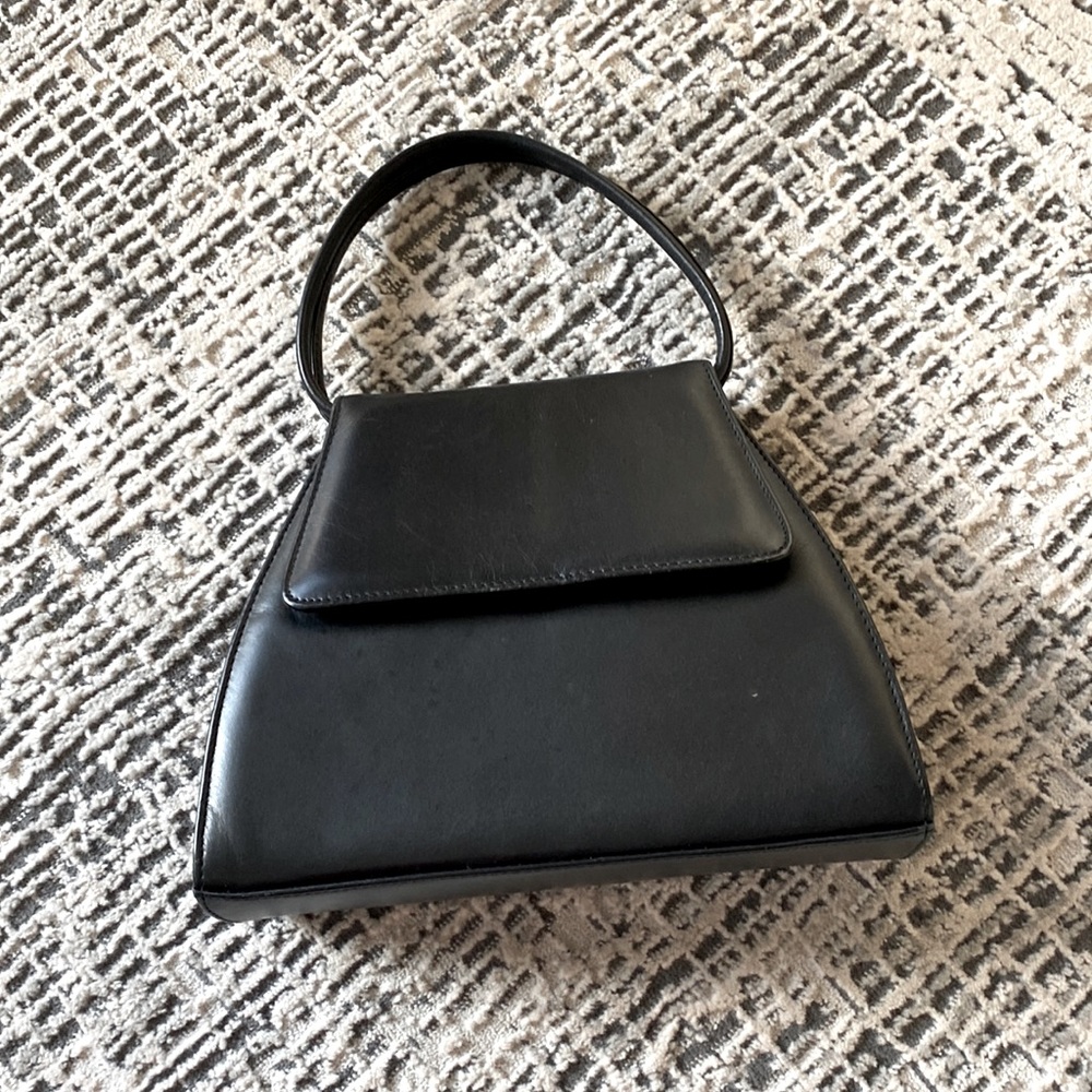 Vintage leather purse in excellent condition!!